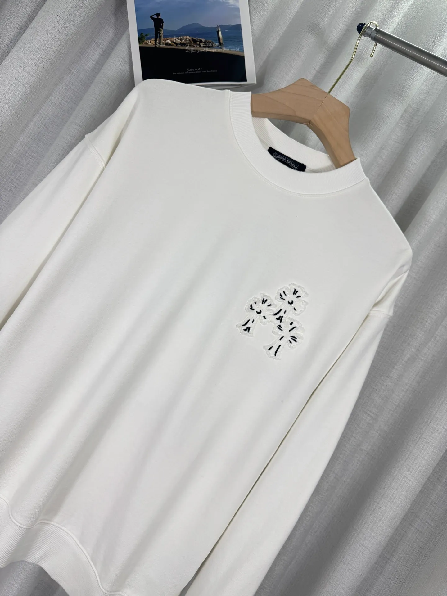 P260 top version, real shot without P, ​​different from market currency) 𝗖𝗵𝗿𝗼𝗺𝗲 𝗛𝗲𝗮𝗿𝘁𝘀/Cro Heart 2025 washed patch embroidery autumn and winter new original single counter American laser burnt 3D three-dimensional color embroidered couple casual sweatshirt 👑The highest version! Customized fabric 420g tripe terry fabric! American acid-washed and distressed original fabric laser burnt ✟appliqué embroidery and exquisite embroidery of letters! The best-selling model in the counter, very comfortable to wear. Accessories: original molded and authenticated collar label➕100% silk wash label. Genuine purchase-grade original hangtag➕matching hanging rope➕3D hanging beads➕original packaging bag. Craftsmanship: The original version has consistent wiring! The highest version of the armhole matching technique! Color: White Black Size: S M L XL Style No.: 25-303